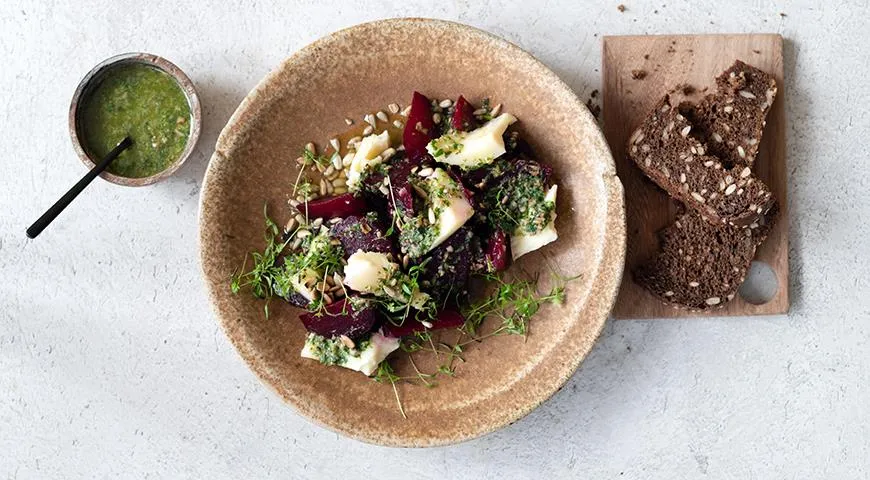 In Folie gebackene Rüben mit Suluguni und Pesto