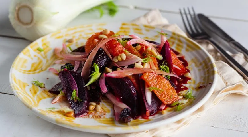 In Folie gebackene Rüben mit Fenchel und Rosinen