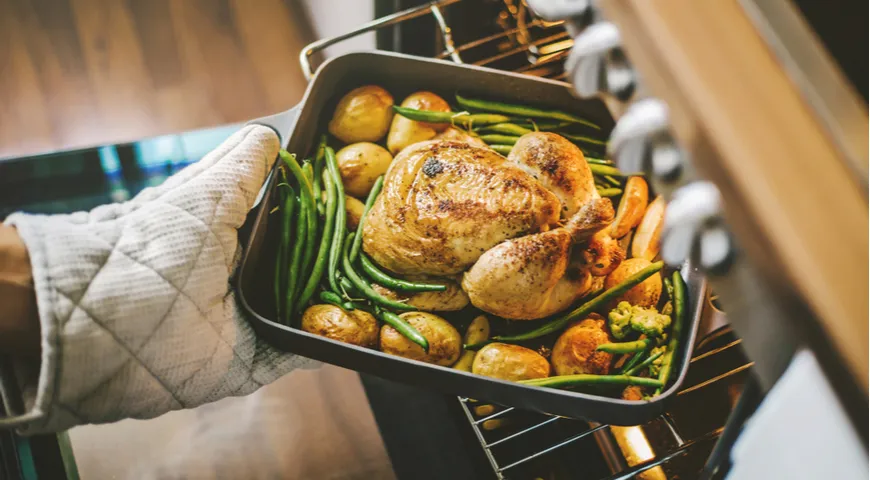 Gemüse wird noch schmackhafter, wenn Sie es mit Fleisch backen.