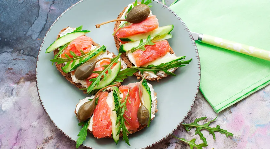 Sandwiches mit rotem Fisch, Gurken und Kapern