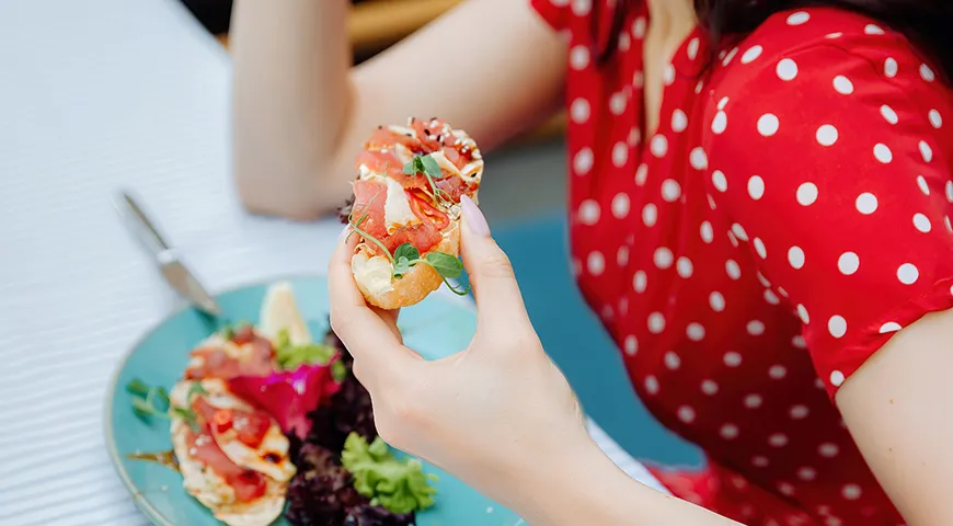 Die klassische Kombination aus Weißbrot, Butter und rotem Fisch ist eine gute Frühstücksidee