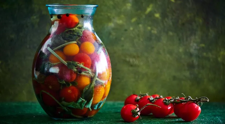 Würzige gesalzene Tomaten mit Basilikum