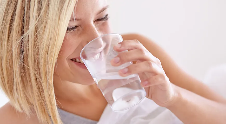 Zum Abnehmen wird empfohlen, kohlensäurefreies Trinkwasser ohne Zusatzstoffe zu trinken.