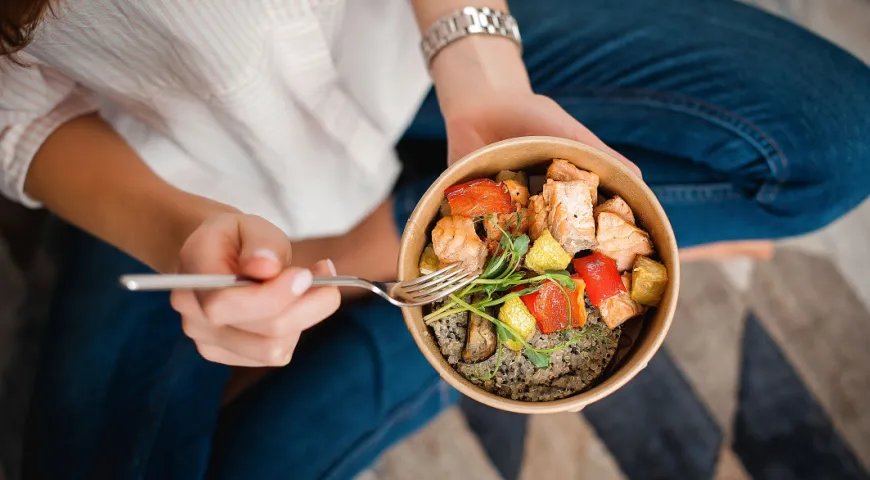 Die Essenz der makrobiotischen Ernährung ist ein Gleichgewicht zwischen innerem Zustand und Ernährung, wobei der Schwerpunkt auf saisonalen Lebensmitteln liegt