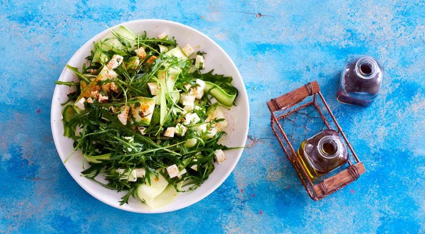 Roher Zucchini-, Rucola- und Minzsalat