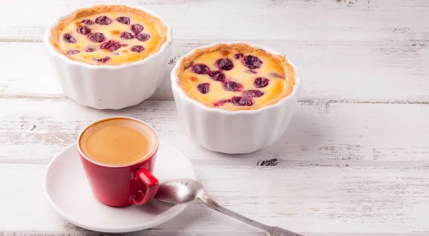 Portionierte Clafoutis mit Kirschen