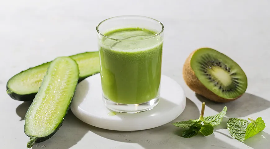 Ein belebender grüner Shot statt Kaffee