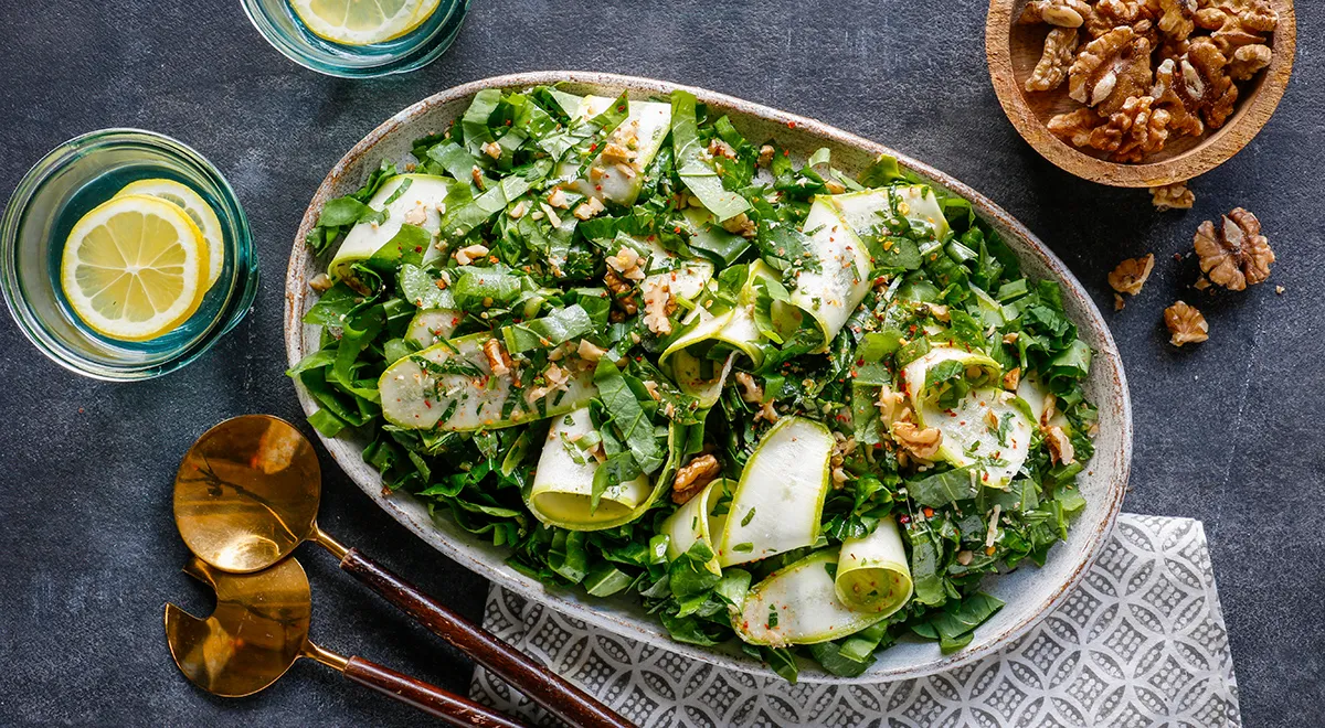 Fastensalat mit Sauerampfer und Zucchini