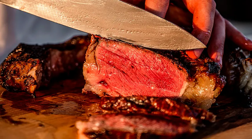 Mit Rotwein marinieren für weiches und saftiges Rindfleisch im Ofen