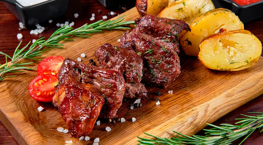 Marinade mit Zwiebeln zum Grillen auf dem Grill