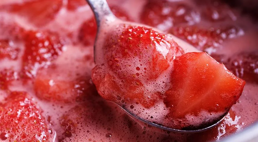 Bei der Zubereitung von Marmelade ist es wichtig, es mit der Zeit nicht zu übertreiben: Je länger sie gekocht wird, desto weniger lecker wird sie am Ende.