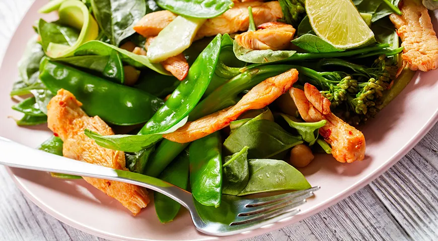 Salat mit Rindfleisch und Erbsenschoten