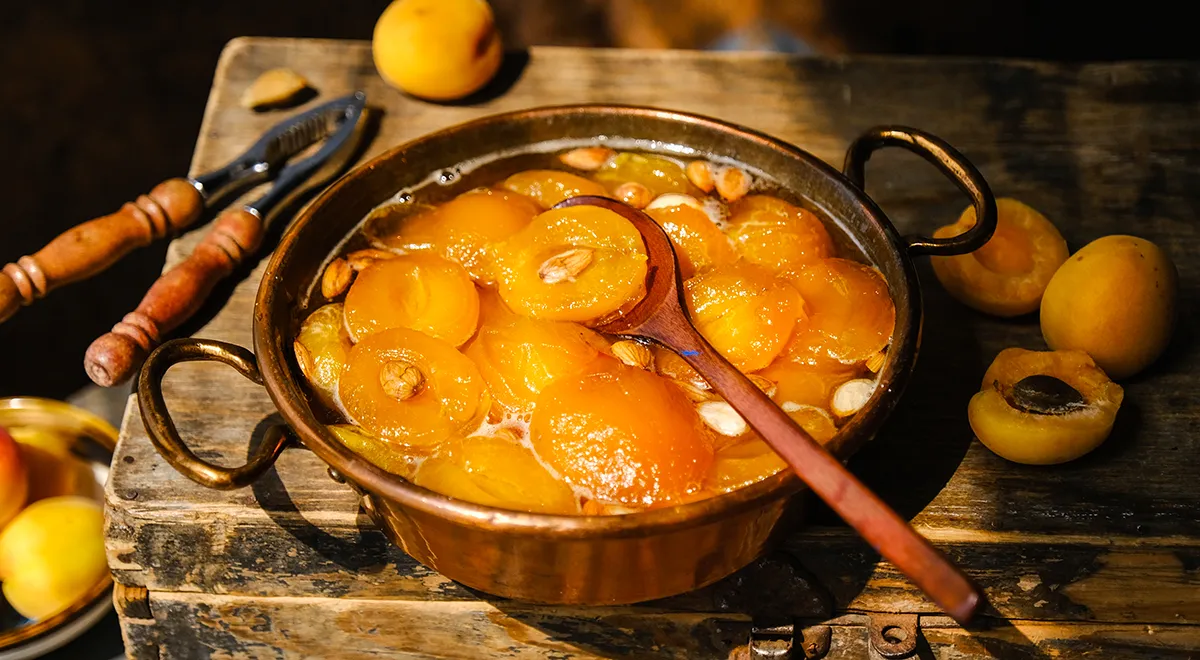 Aprikosenmarmeladescheiben mit Kernen