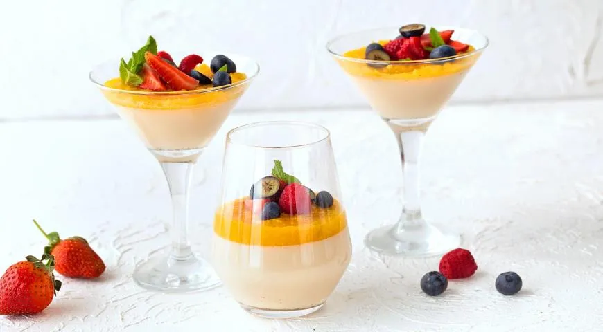 Panna Cotta mit Mango und Beeren