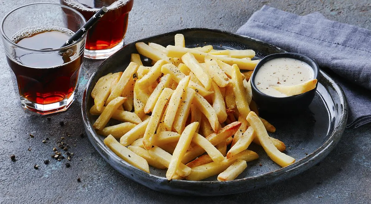 Gefrorene Pommes frites im Ofen mit Käsesauce