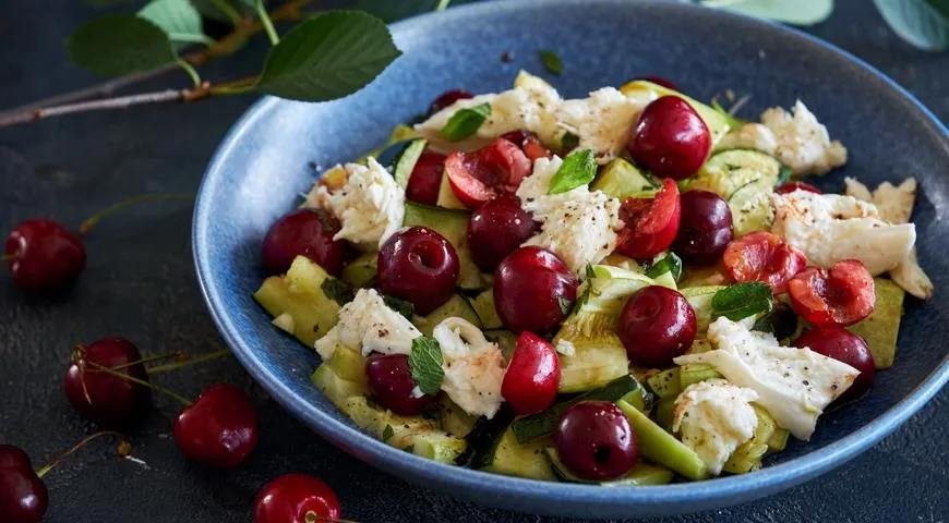 Zucchini-Kirschsalat mit Käse