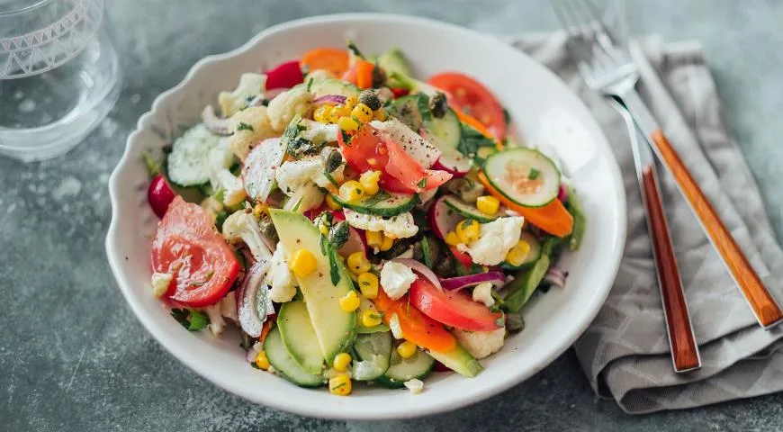 Gemüsesalat mit Zucchini