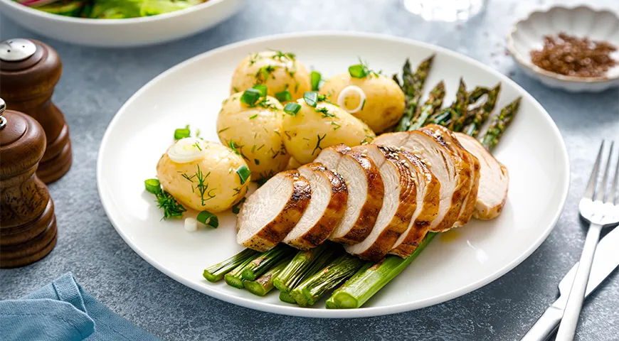 Hähnchenfilet mit Salzkartoffeln – eine Mittagsoption für eine weiße Ernährung