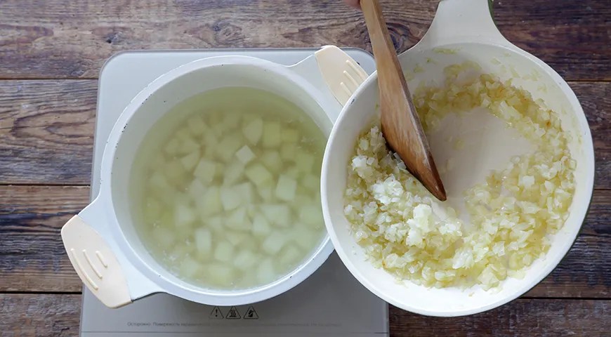 Die weich gebratenen Zwiebeln zu den Kartoffeln geben