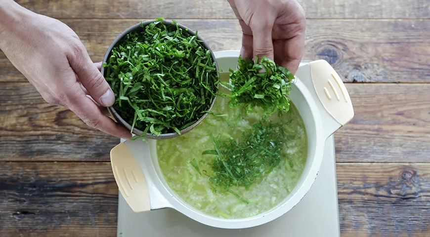 Frischen Sauerampfer zur Suppe hinzufügen