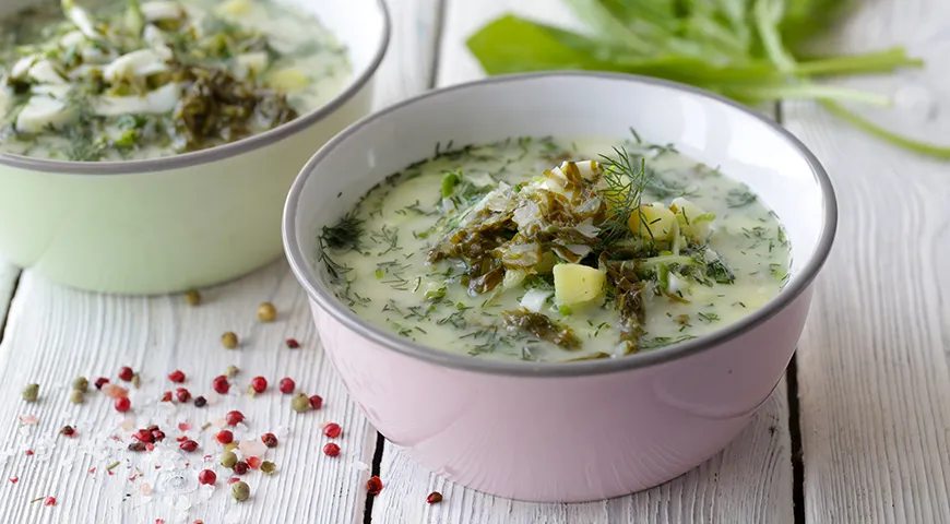 Fertige kalte Sauerampfersuppe mit Buttermilch