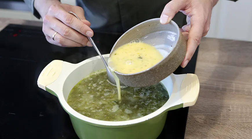 Sauerampfersuppe mit einem mit Brühe verquirlten Ei andicken