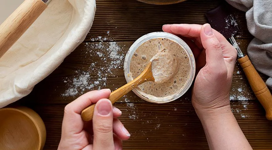 Für einen Butterteig kneten Sie zunächst einen Teig aus Mehl, Hefe und etwas Flüssigkeit