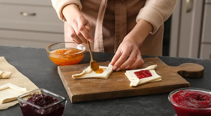 Um zu verhindern, dass beim Backen von Brötchen Marmelade ausläuft, etwas Mehl oder Stärke dazugeben und gut vermischen