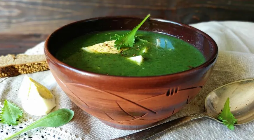 Püreesuppe mit Brennnesseln