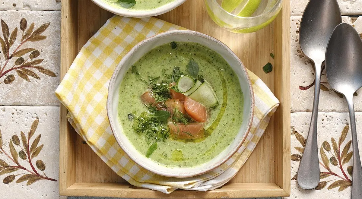 Gurken-Gazpacho mit geräuchertem Fisch