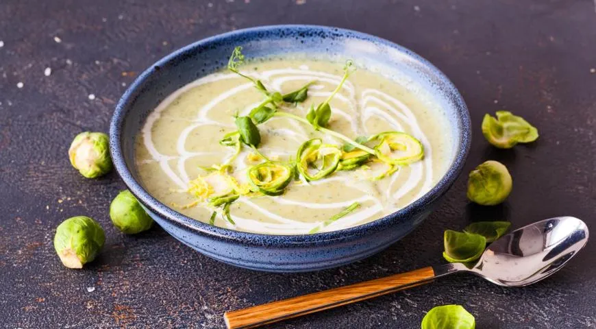 Cremesuppe aus 3 Kohlsorten mit Cashewnüssen