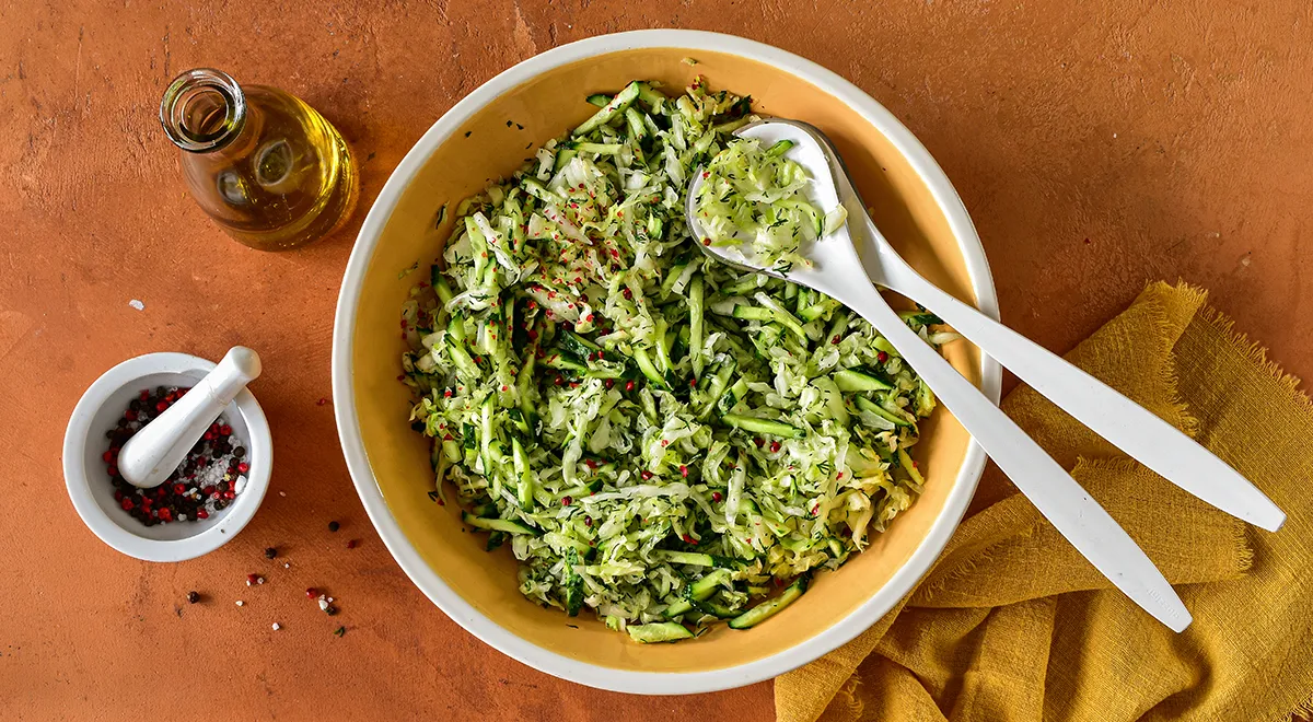 Frischer Kohlsalat mit Gurke