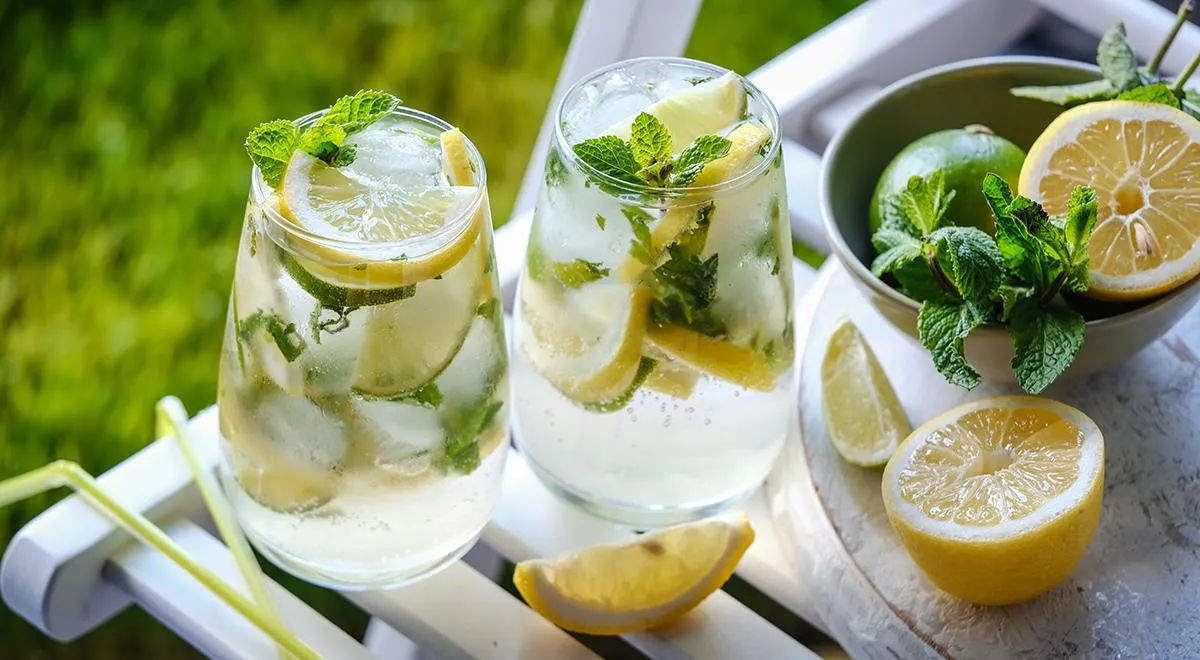 „Mojito“ mit Zitrone und Limette, alkoholfrei