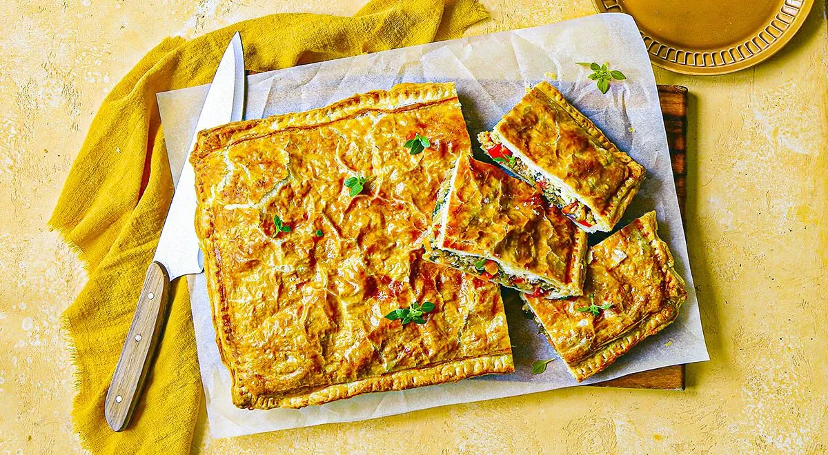 Kuchen mit Suluguni und Auberginen aus Blätterteig