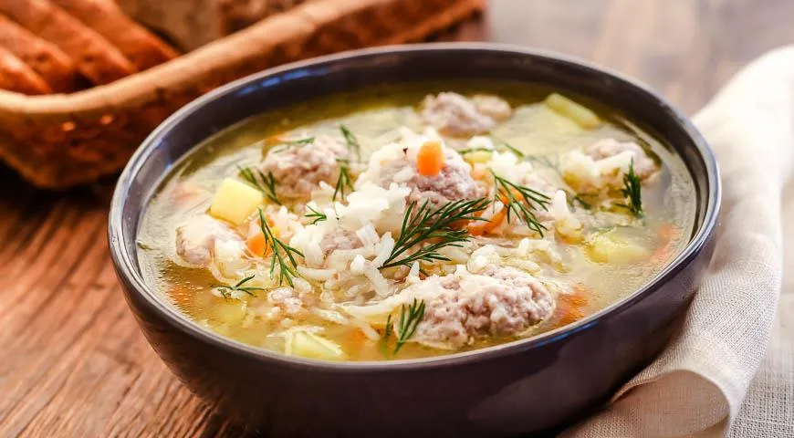 Reissuppe mit Fleischbällchen