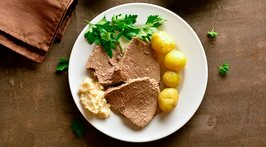 Meerrettich ist eine traditionelle Beilage zu gekochtem Rindfleisch.