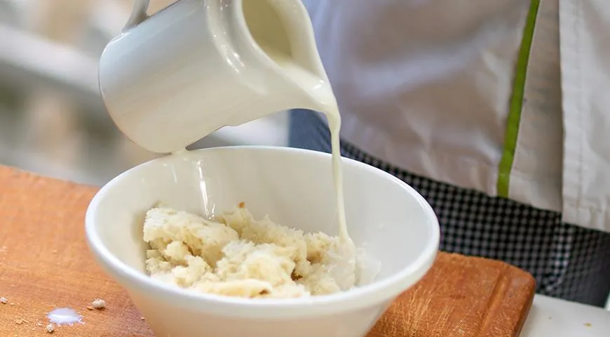 Eine ausgezeichnete Option zum Einweichen von Brot ist mit Gewürzen angereicherte Milch oder Sahne. Vanille, Zimt, Kardamom, etwas Nelke in beliebiger Kombination oder einzeln reichen aus.