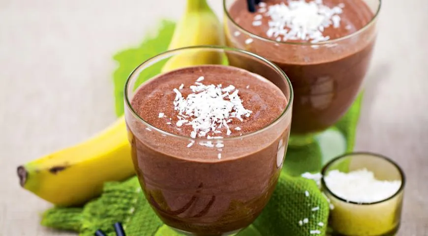 Schokoladen-Smoothie mit Banane und Kokosmilch