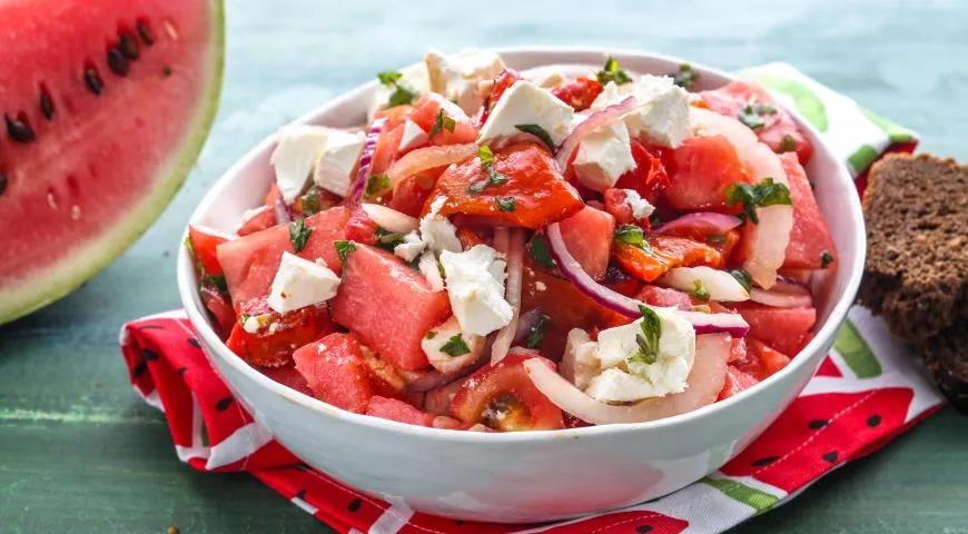 Salat mit Wassermelone, Tomaten, Käse und gebackenen Paprika