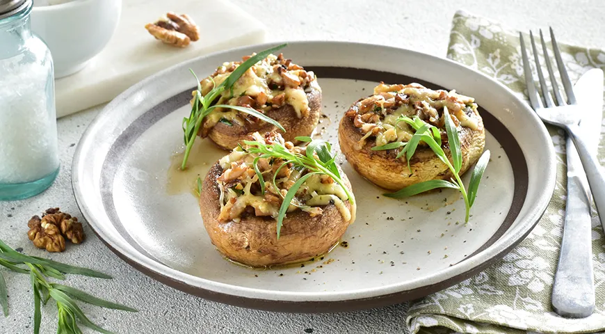 Im Ofen gebackene und mit Käse und Nüssen gefüllte Champignons