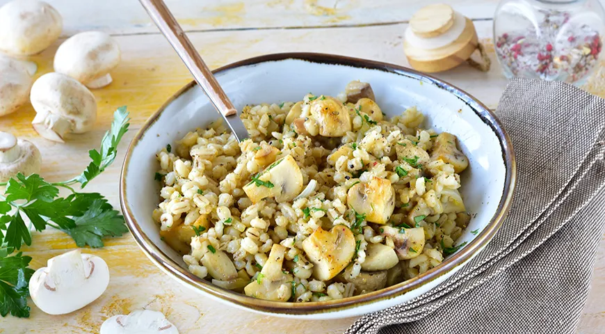 Im Ofen gebackene Champignons mit Graupen