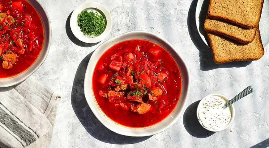 Rote-Bete-Suppe mit Fleisch