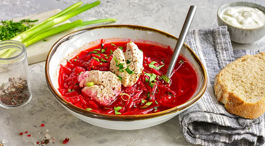 Rote-Bete-Suppe mit Hühnchen