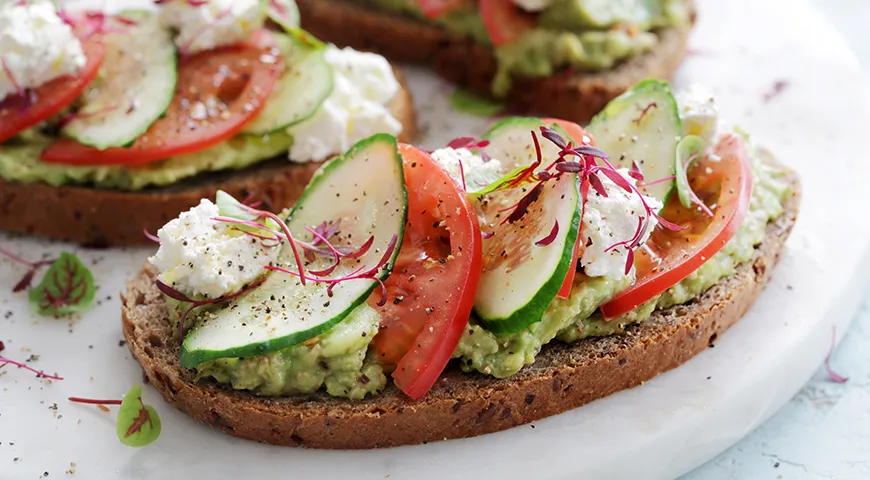 Gesunde Sandwiches mit Vollkornbrot, Gemüse und Hüttenkäse