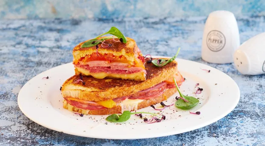 Heißes Sandwich mit Wurst und Käse