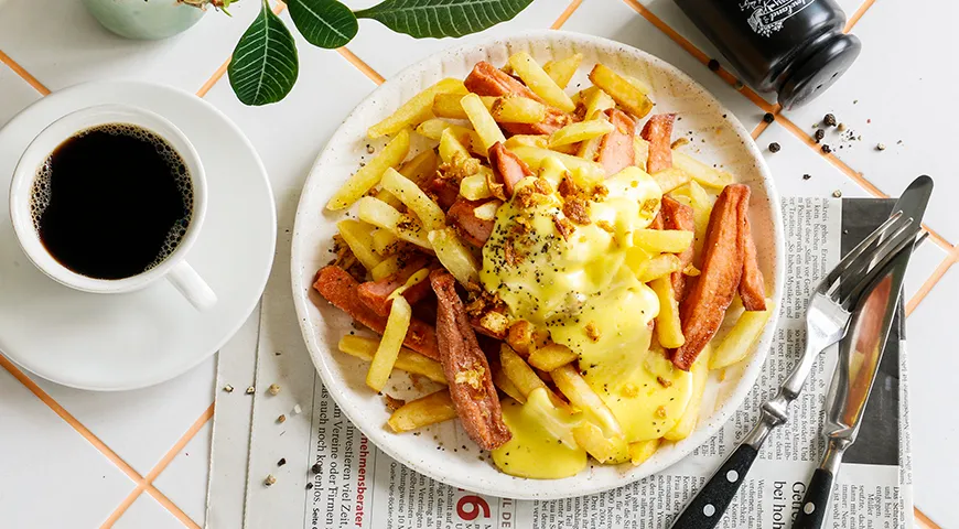 Bratwurst mit Pommes frites in Frischkäsesauce