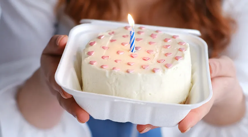 Wenn der Bento-Kuchen direkt in der Form zusammengesetzt wird, wird nur seine Oberfläche dekoriert, nicht jedoch die Seiten.

