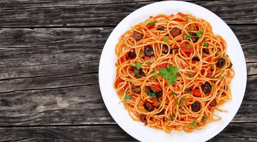 Spaghetti mit Kapern, Tomaten und Oliven: Sofortrezept