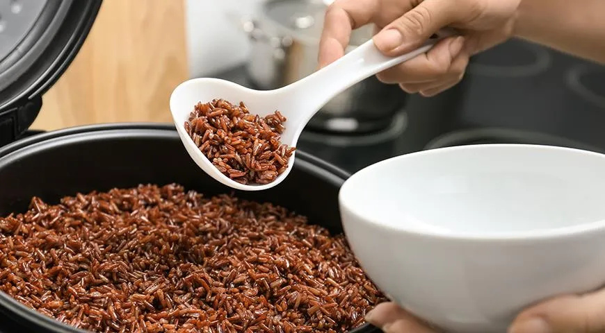 Brauner Reis kann auf dem Herd, im Slow Cooker oder im Dampfgarer gekocht werden.