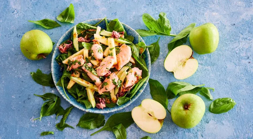 Warmer Salat aus Mini-Tintenfisch, Äpfeln und Spinat